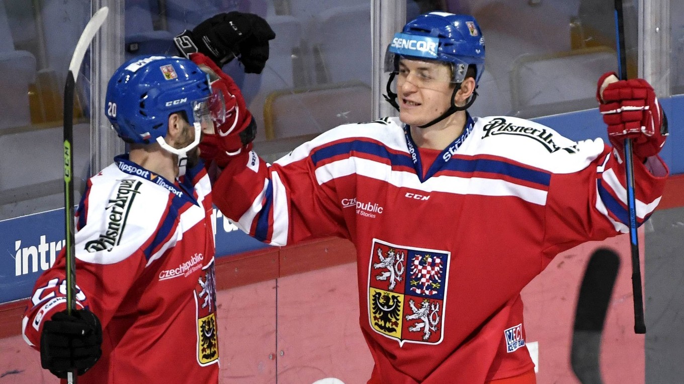 Českí hokejisti sa radujú po jednom z gólov.