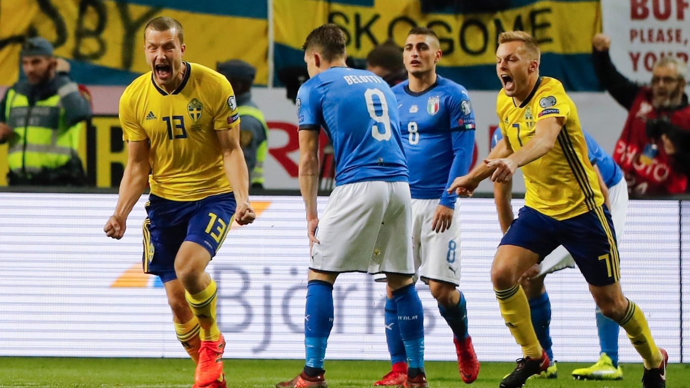 Švédski futbalisti sa radujú zo svojho gólu.