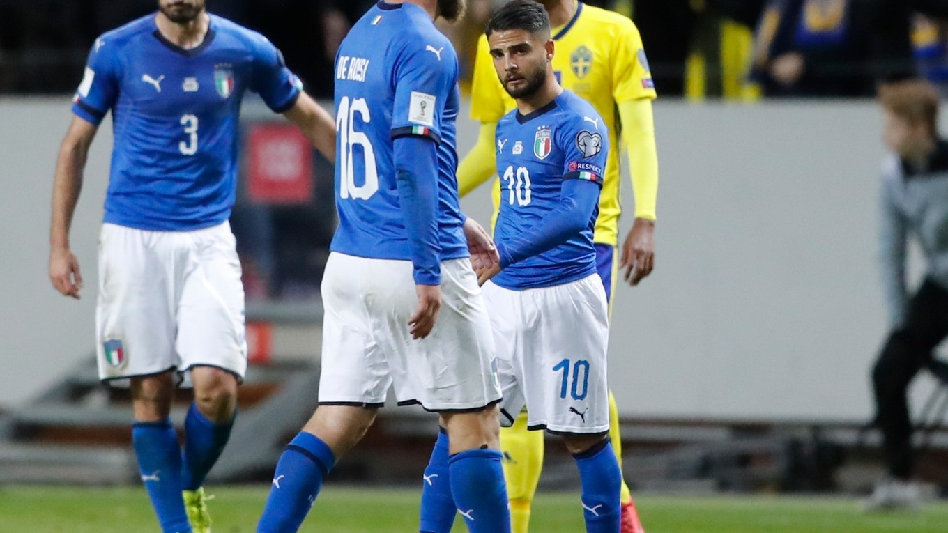 Sklamaní talianski futbalisti po prehre so Švédmi.