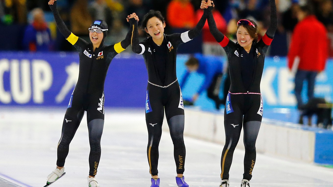 Nana Takagiová, Miho Takagiová a Ajano Satová oslavujú svoj triumf.
