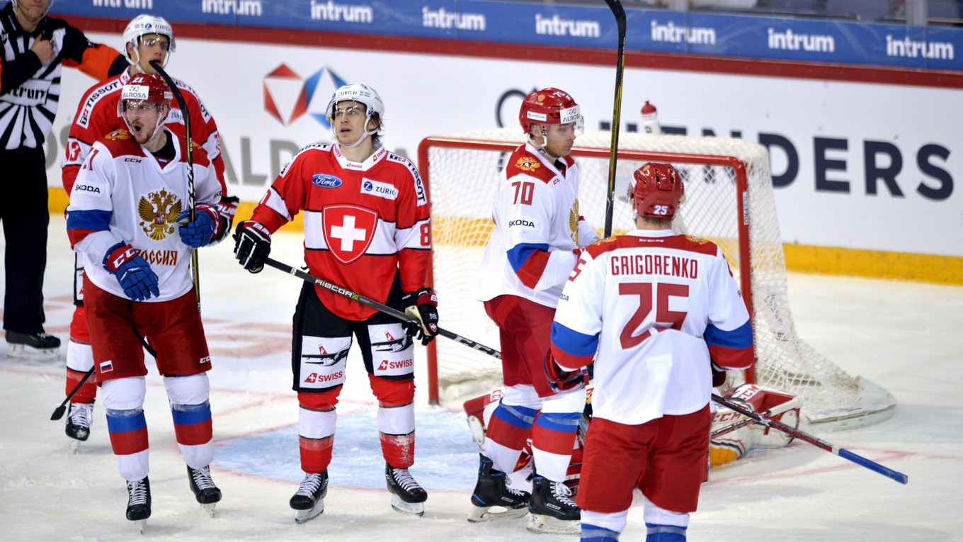 Ruskí hráči Sergej Kalinin, Vladimir Tkačjov a Michail Grigorenko sa tešia z gólu vo švajčiarskej sieti.