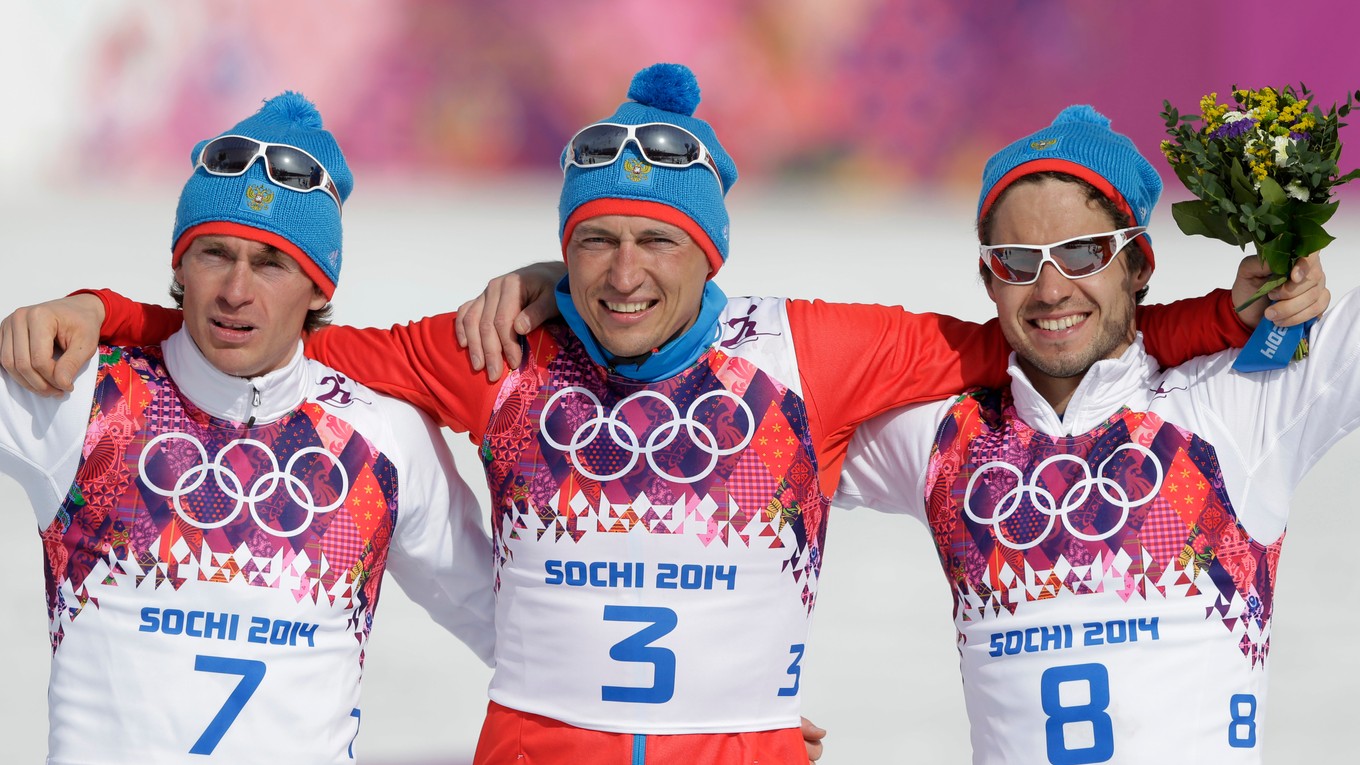 Veľká radosť 24. februára 2014. Vtedy v Soči na domácich olympijských hrách triumfovali v behu na lyžiach na 50 kilometrov Rusi. Zľava strieborný Maxim Vylegžanin, víťaz Alexander Legkov a bronzový Iľja Černousov.