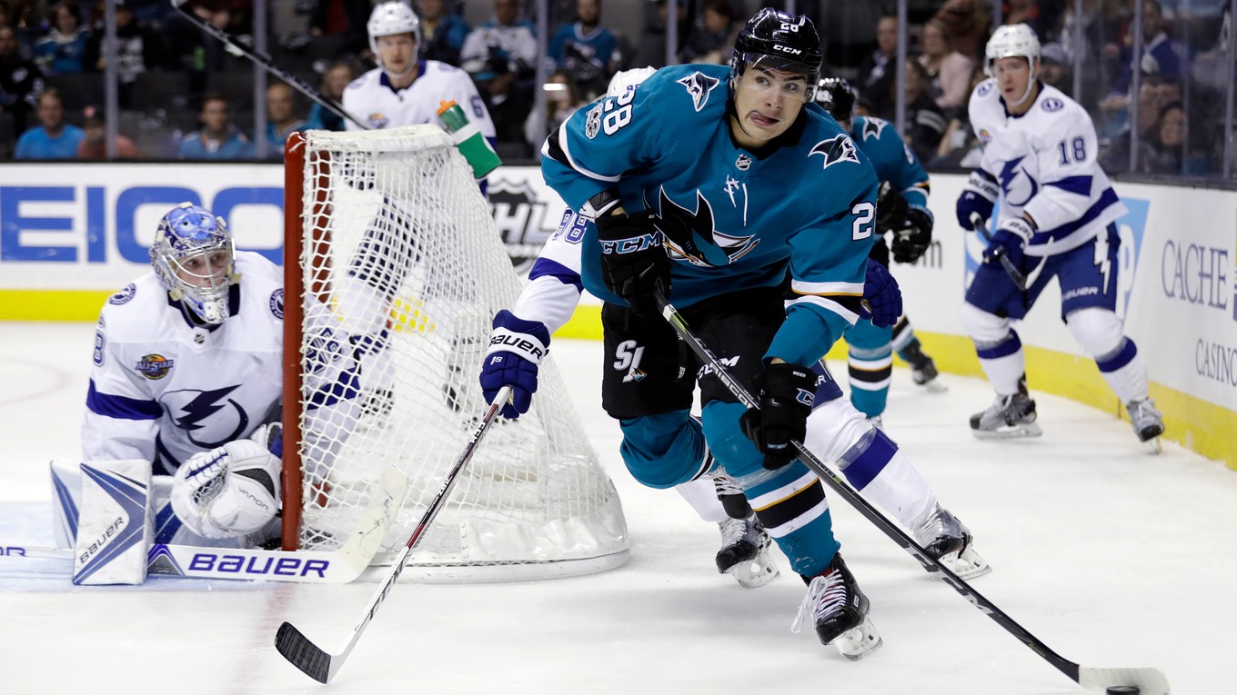 Hokejista San Jose Sharks Timo Meier dostal pokutu za faul na obrancu Canucks Michaela Del Zotta.