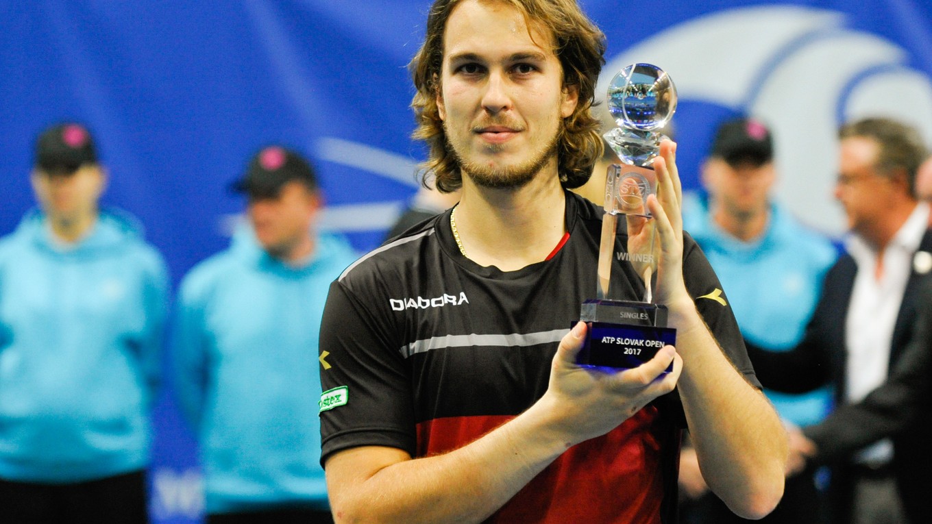Slovenský tenista Lukáš Lacko s trofejou pre víťaza na turnaji ATP Challenger Tour Peugeot Slovak Open 2017.