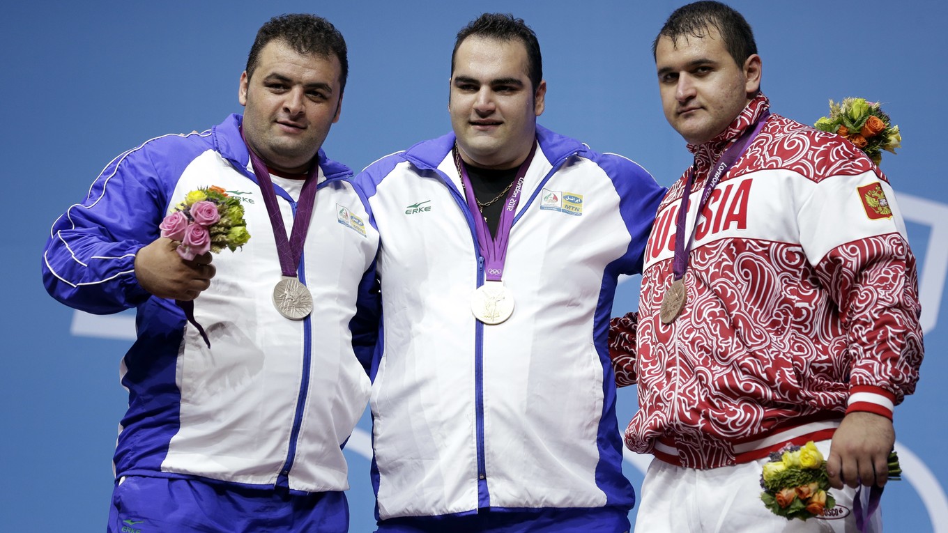 Ruský vzpierač Ruslan Albegov (vpravo) dostal dištanc pre podozrenie z dopingu.