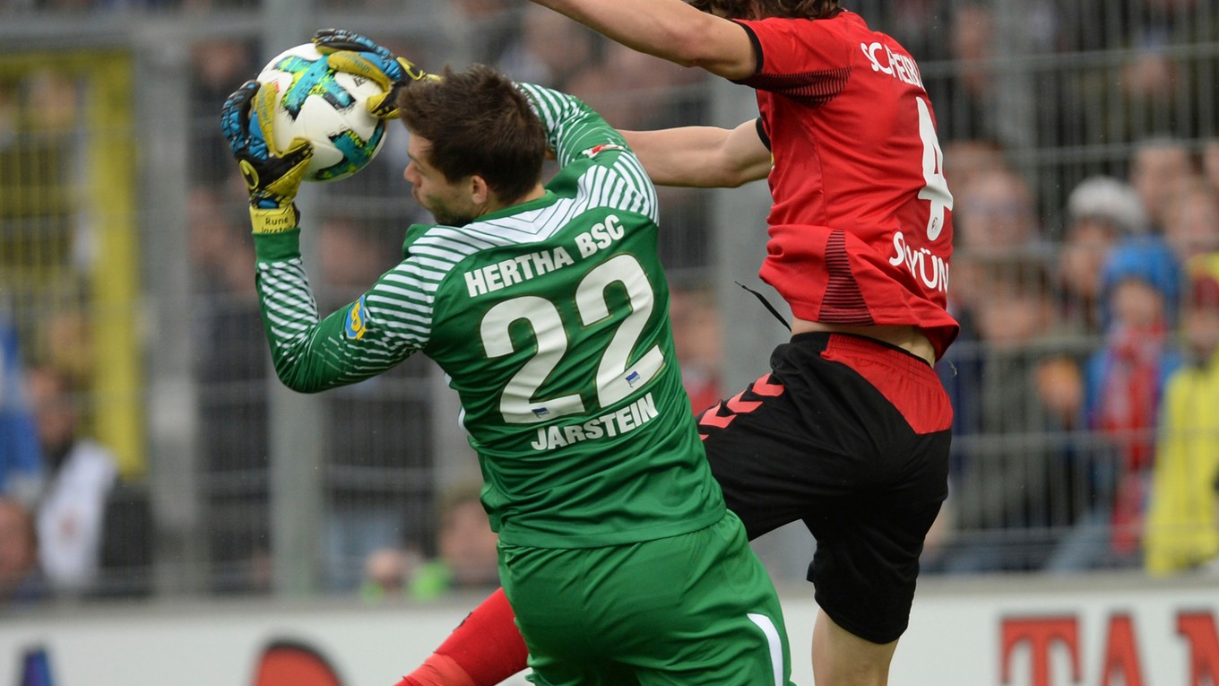 Do zákaldnej zostav Nórska sa dostal aj Rune Jarstein (vľavo).