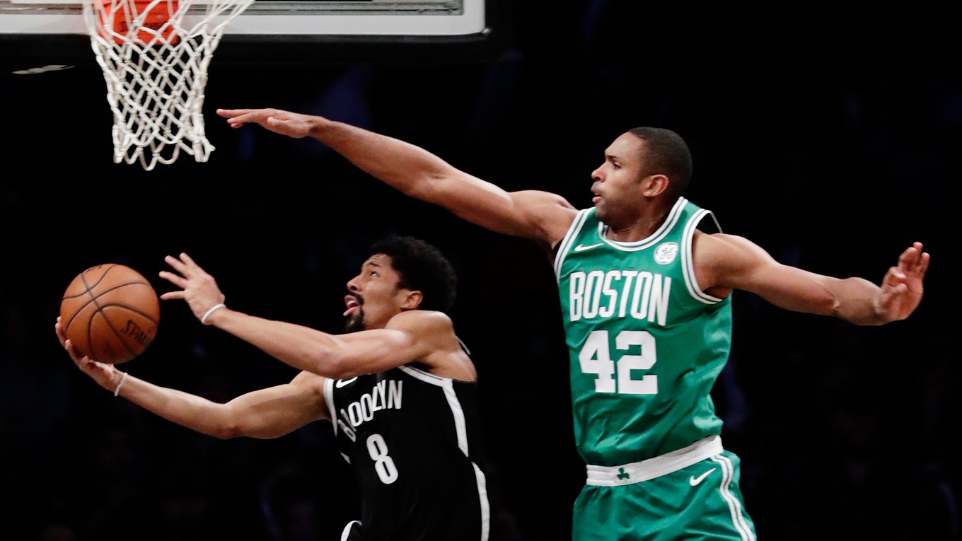 Momentka zo zápasu medzi Brooklynom a Bostonom.
