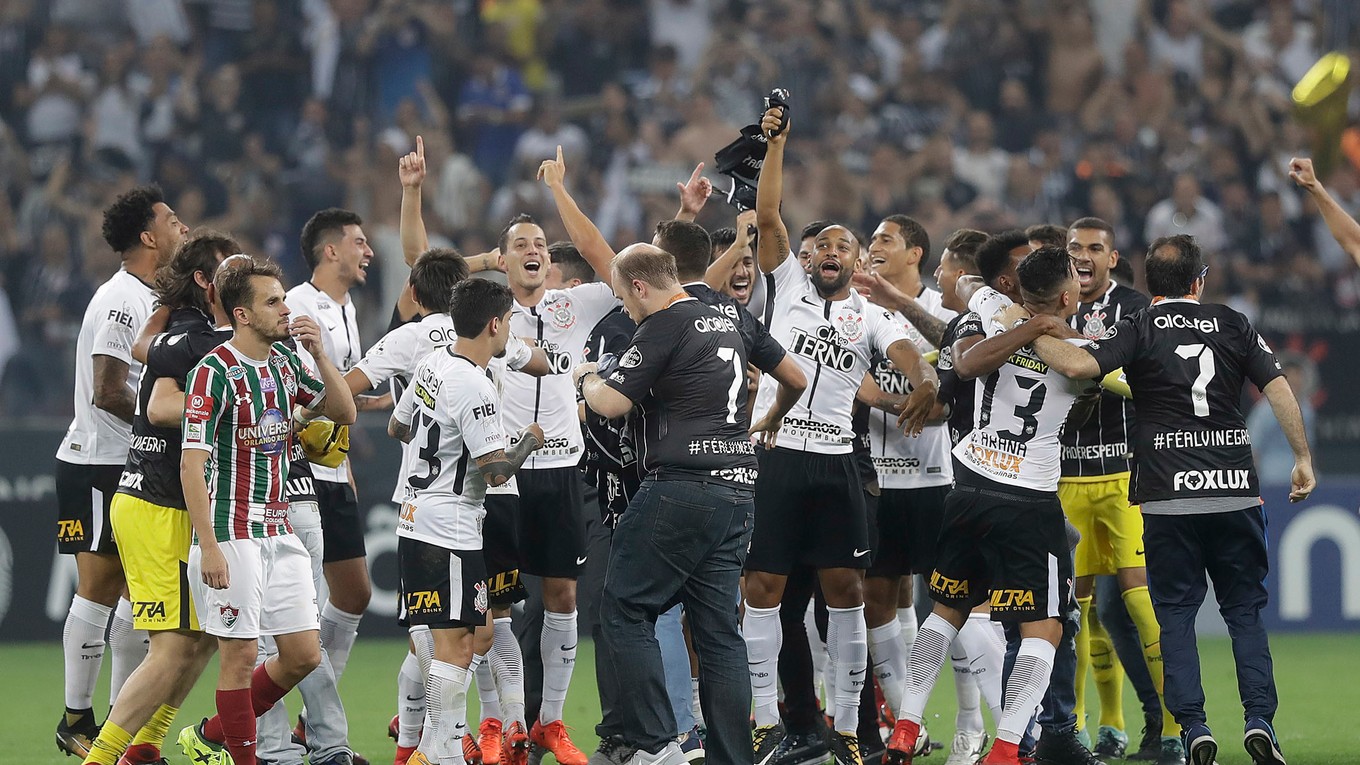 Hráči Corinthians sa radujú z titulu.