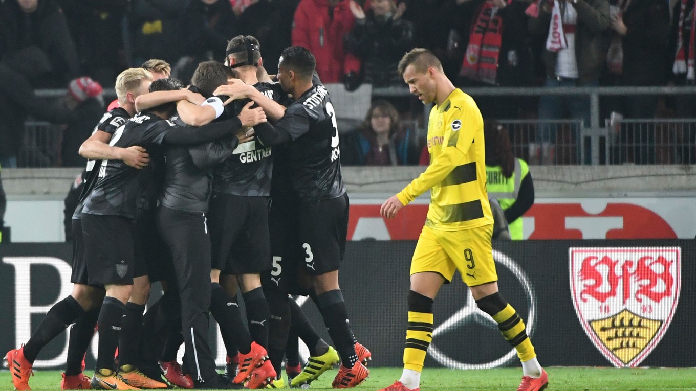 Futbalisti Borussie Dortmund prehrali na ihrisku VfB Stuttgart 1:2