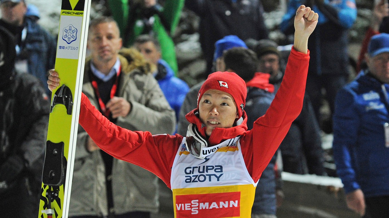 Japonský skokan na lyžiach Junširo Kobajaši nečakane vyhral úvodnú individuálnu súťaž nového ročníka Svetového pohára.