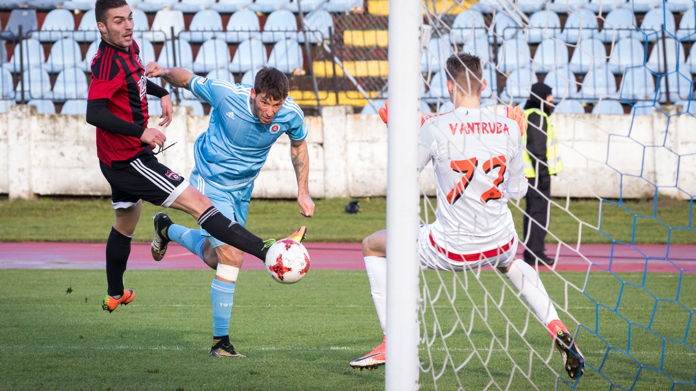 Filip Hološko (v modrom) strelil jediný gól zápasu.