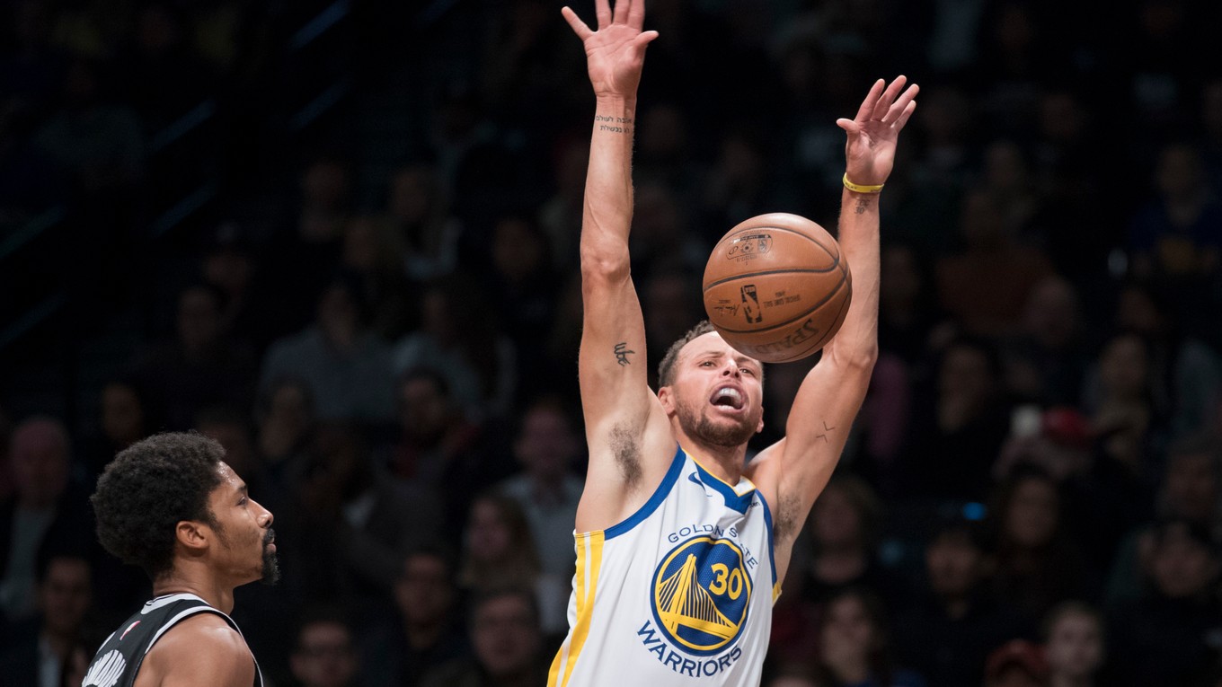 Stephen Curry (vpravo).