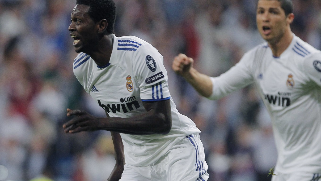 Emmanuel Adebayor (vľavo) počas pôsobenia v Reale Madrid.