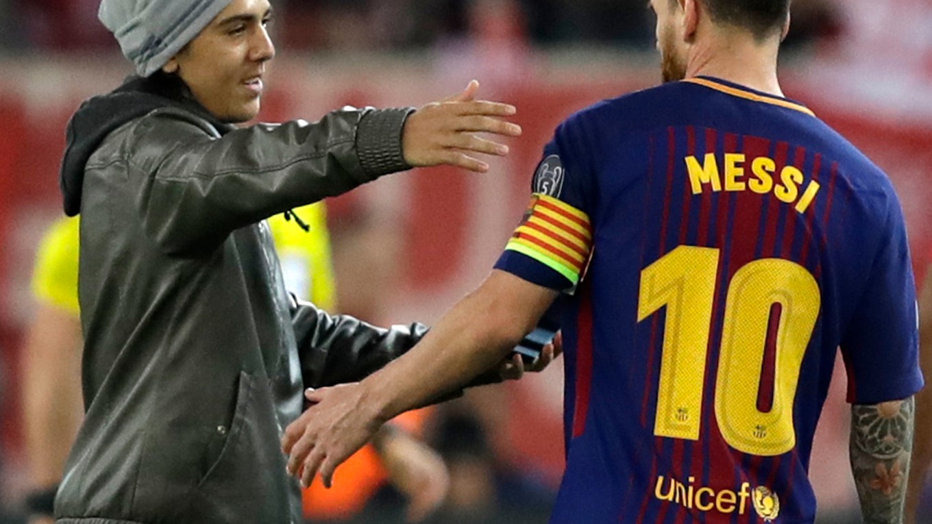 Počas zápasu Olympiakosu s Barcelonou jeden z fanúšikov vnikol na hraciu plochu, kde sa pokúsil objať Lionela Messiho.