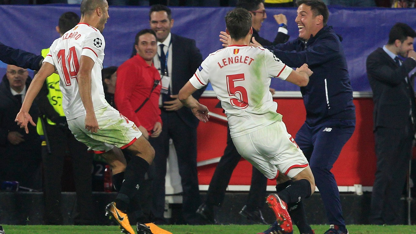 Tréner Eduardo Berizzo (vpravo) oslavoval so svojim tímom remízový gól s Liverpoolom v samom závere zápasu.