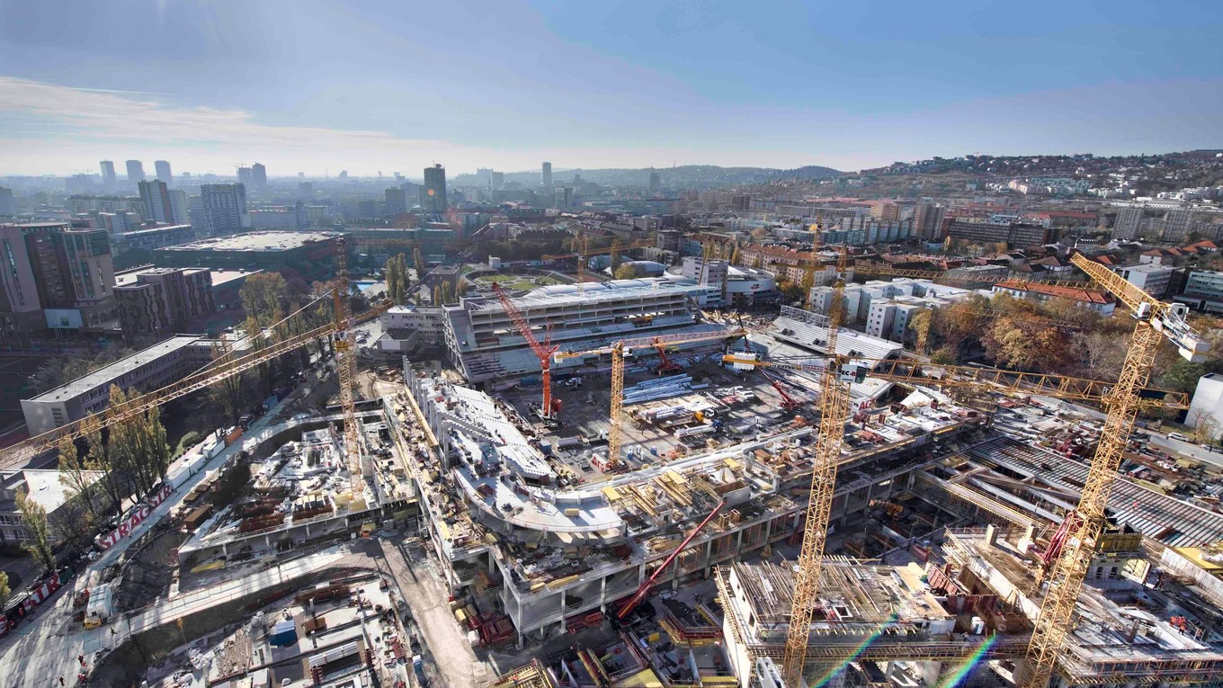 Pohľad na výstavbu Národného futbalového štadióna na Tehelnom poli v Bratislave.