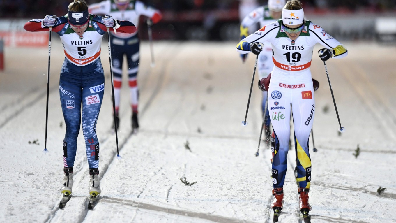 Na snímke vpravo Švédka Stina Nilssonová vyhrala úvodné preteky novej sezóny Svetového pohára.