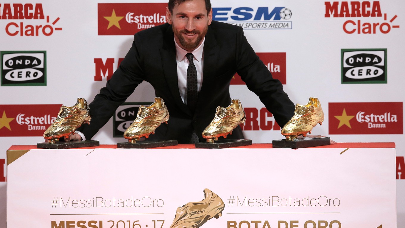 Lionel Messi pózuje so svojimi Zlatými kopačkami.