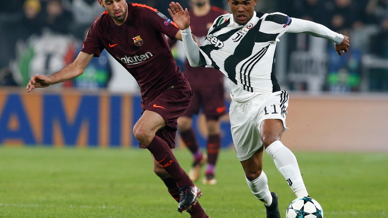 Douglas Costa (vpravo) v drese Juventusu Turín.