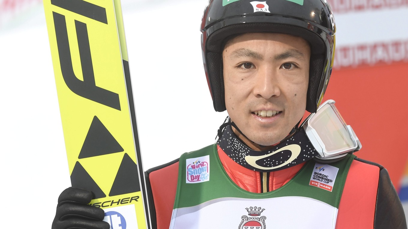 Akito Watabe sa usmieva po víťazstve v skokanskej časti nedeľňajších pretekov.