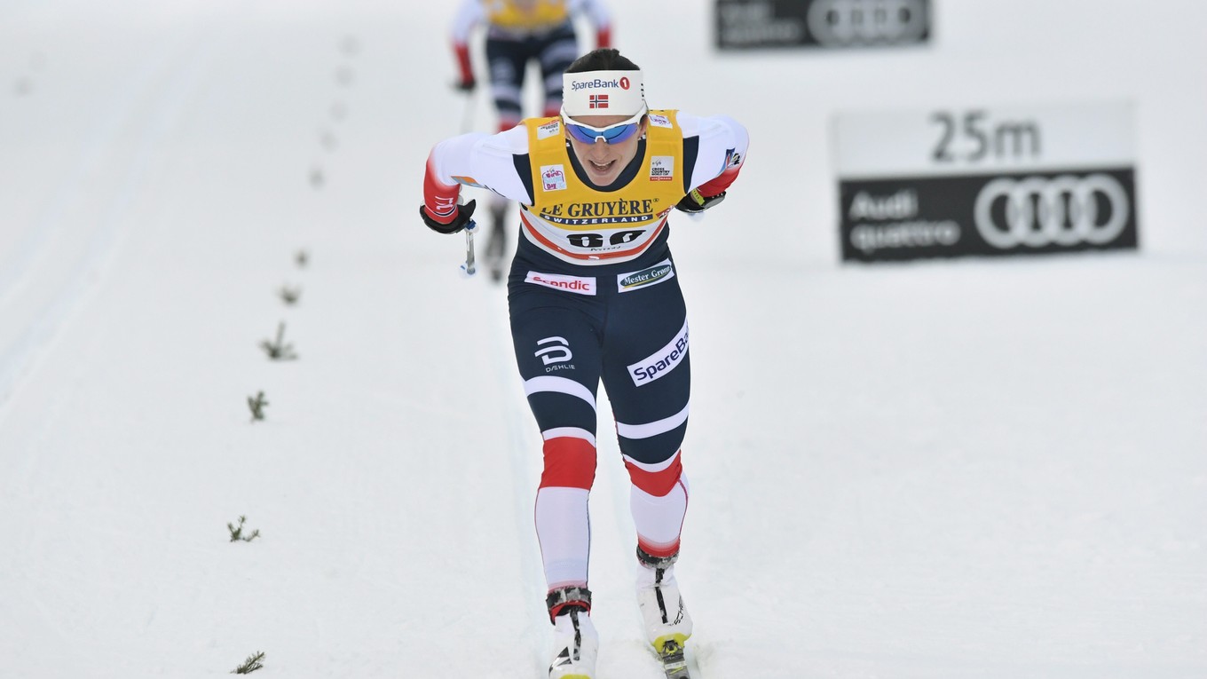 Marit Björgenová prichádza do cieľa sobotňajších pretekov.