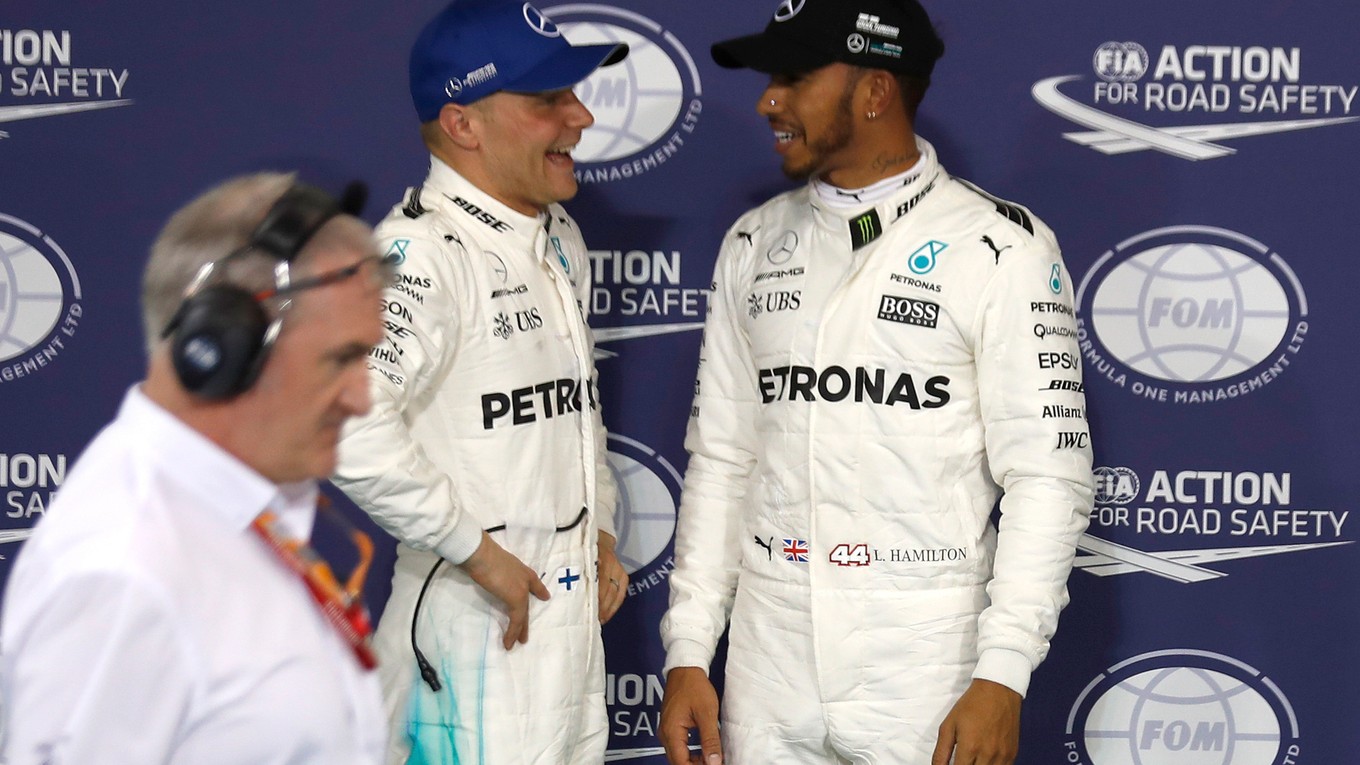 Valtteri Bottas (vľavo) po úspešnej kvalifikácii debatuje s tímovým kolegom Lewisom Hamiltonom.