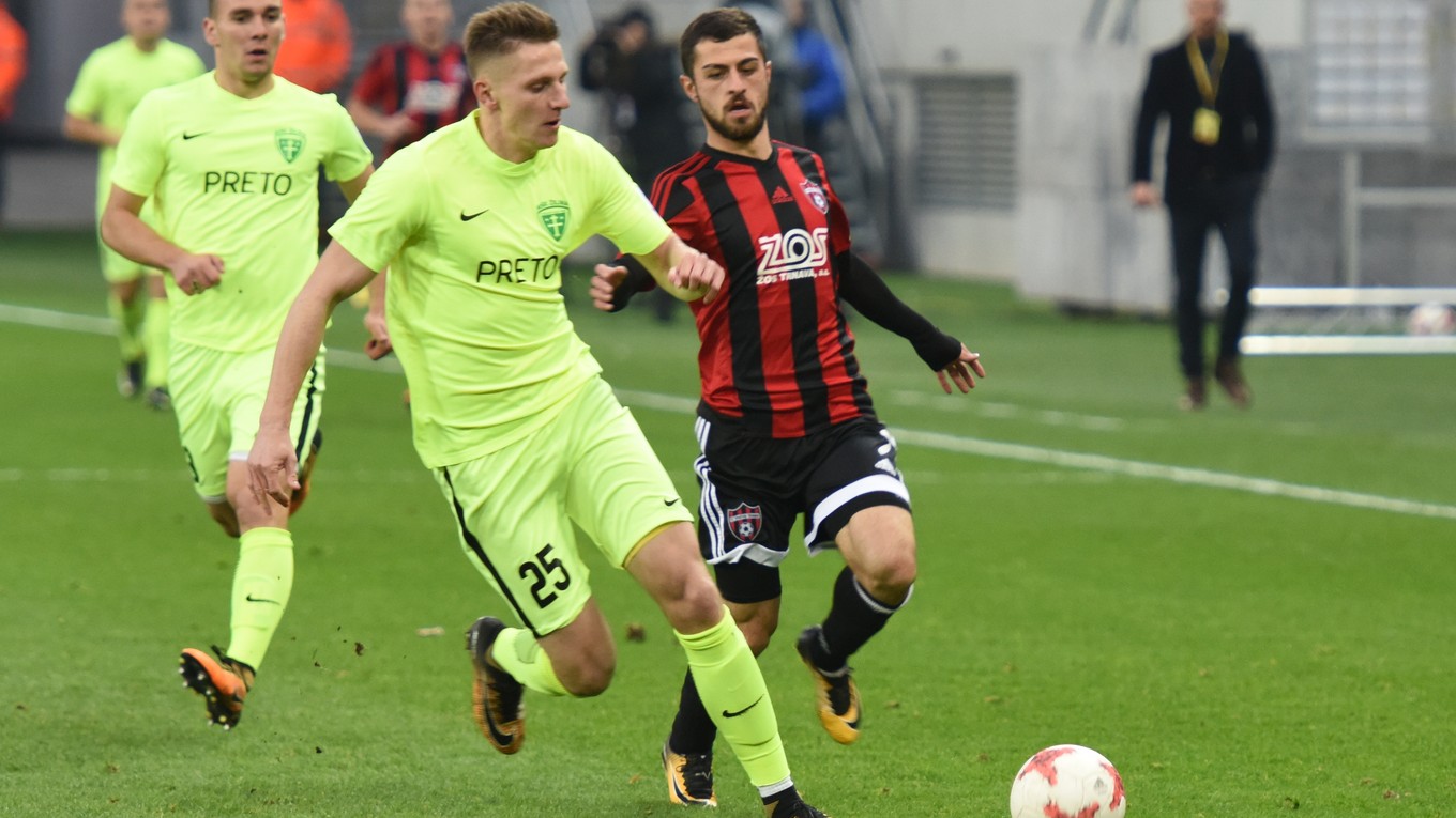 Vakho Čanturišvili (vpravo) márne naháňa hráča Žiliny Filipa Kašu.