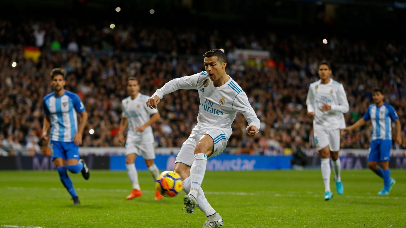 Cristiano Ronaldo strieľa z dorážky po nepremenenom pokutovom kole víťazný gól Realu Madrid.