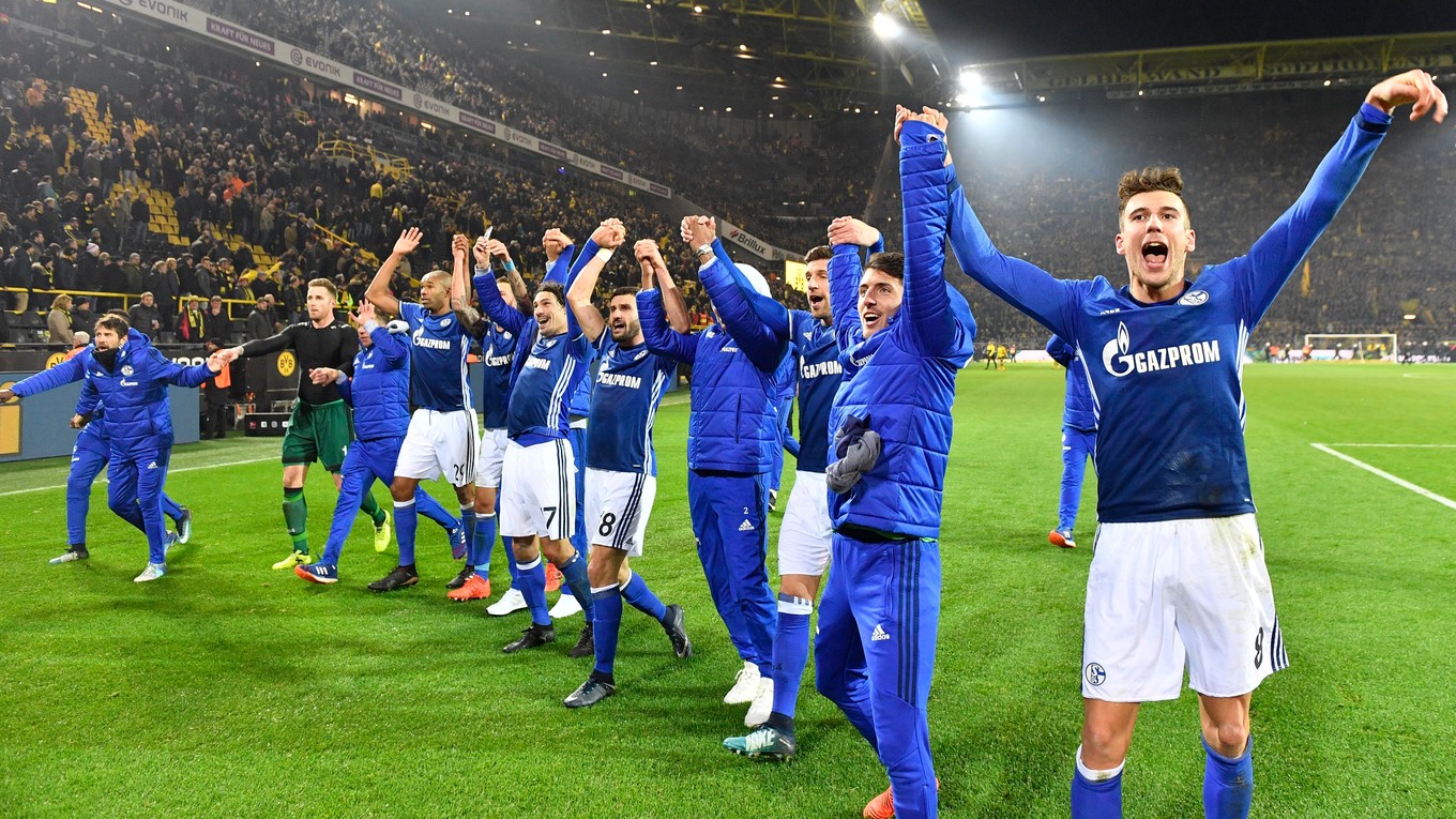Futbalisti Schalke oslavujú zisk cenného bodu.