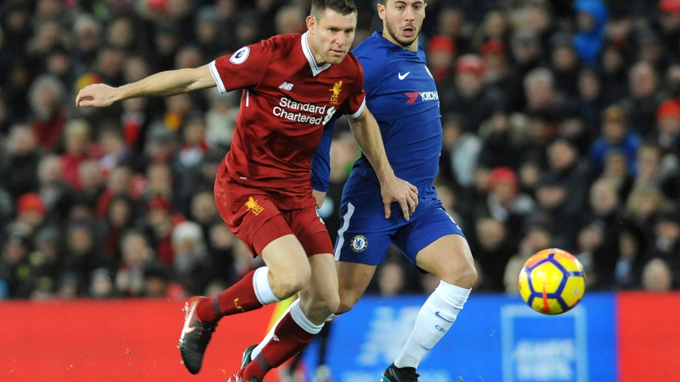 James Milner (vľavo) z FC Liverpool bojuje o loptu s Edenom Hazardom.