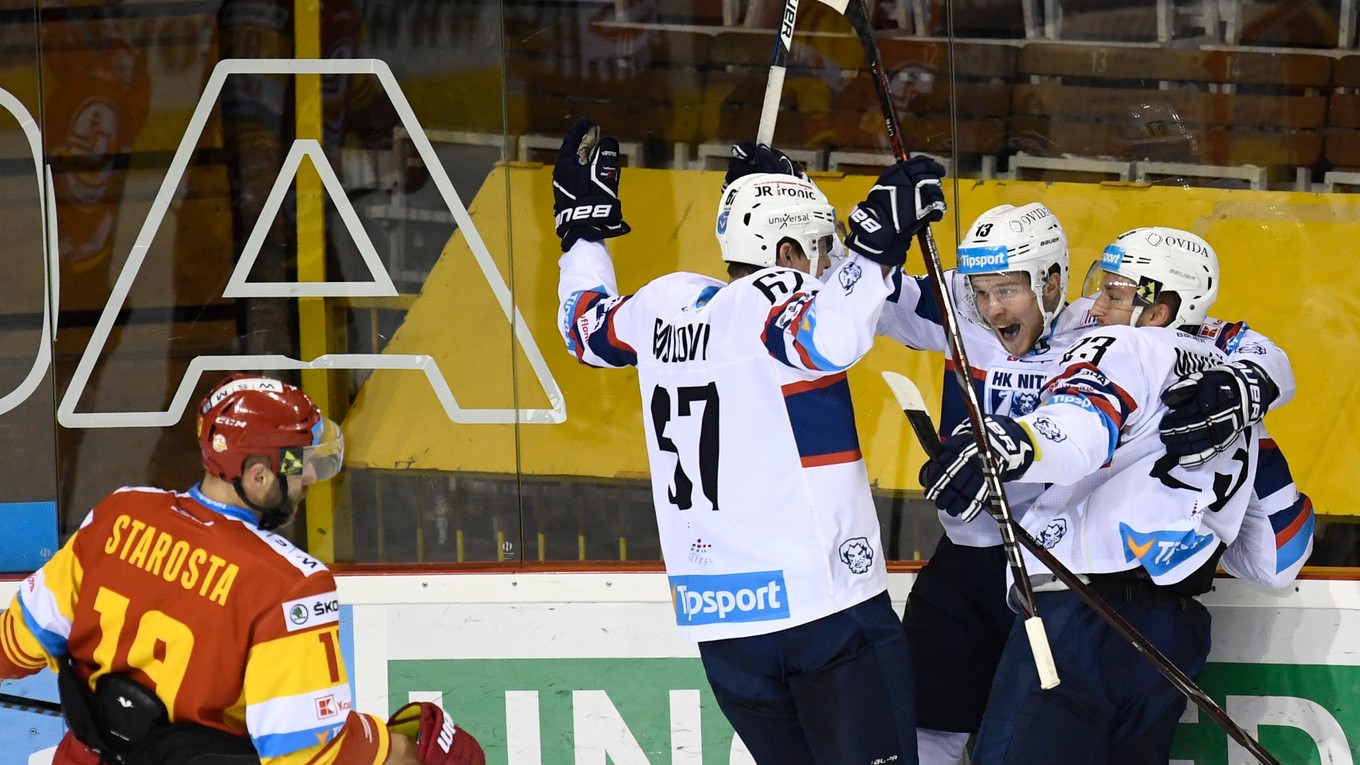Hokejisti Nitry oslavujú gól do siete Trenčína.