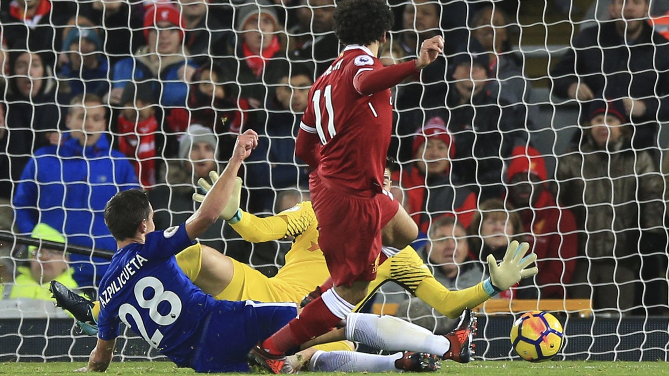 Mohamed Salah z FC Liverpool strieľa otvárací gól zápasu.