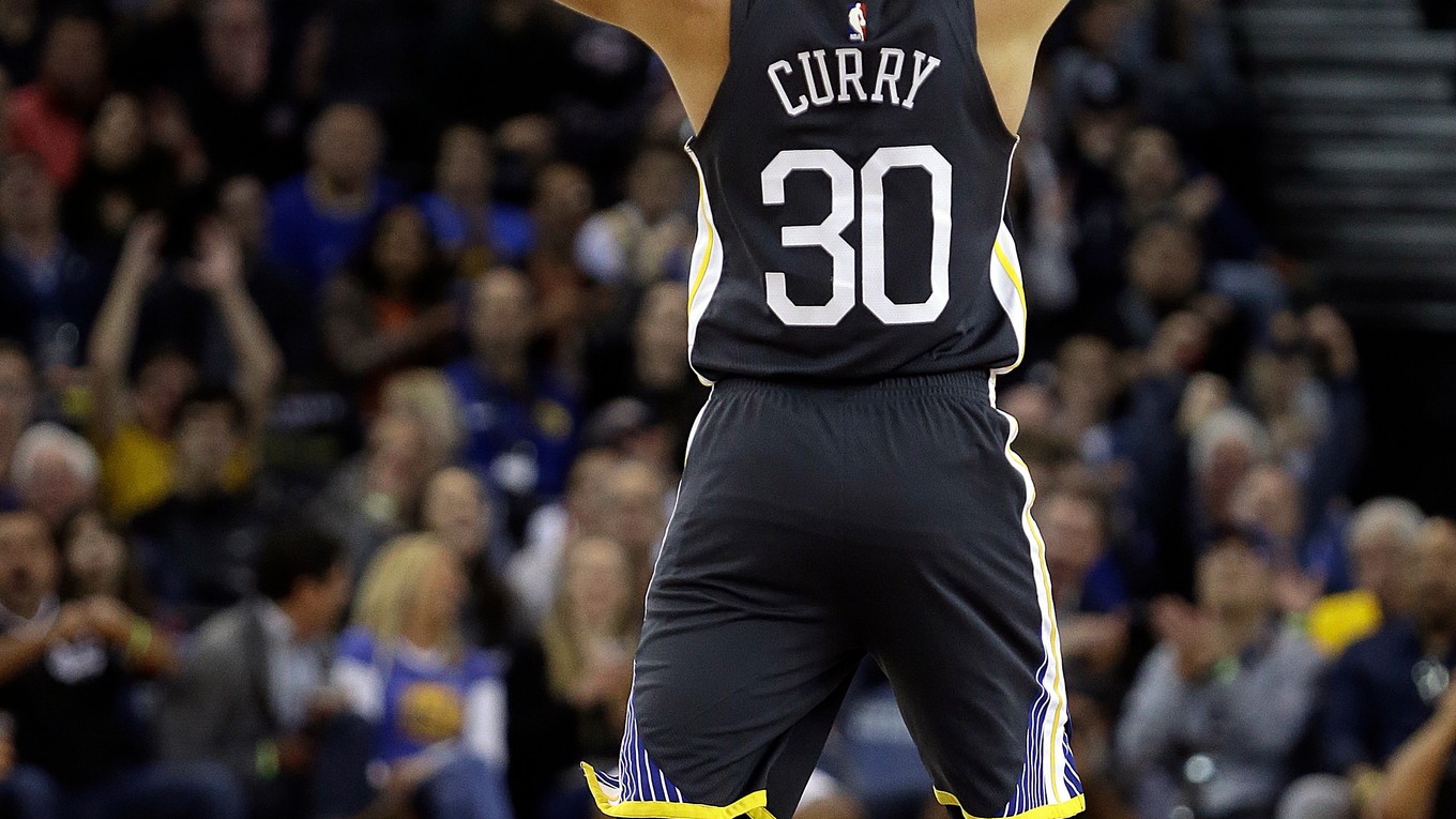 Stephen Curry sa do toho dostával pomalšie, ale napokon sa s tímom tešili z víťazstva.