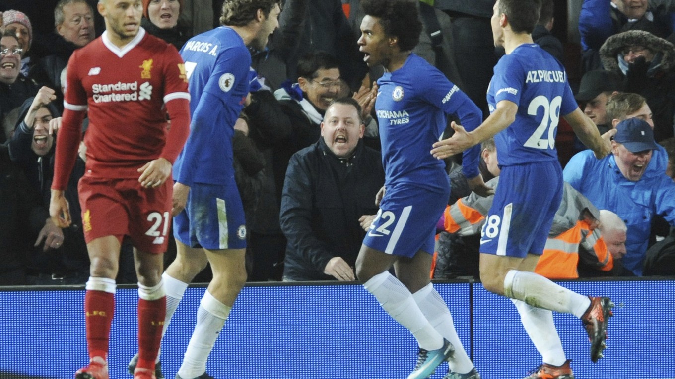 Futbalisti Chelsea oslavujú vyrovnávajúci gól do siete Liverpoolu, ktorého autorom bol Willian (druhý sprava).