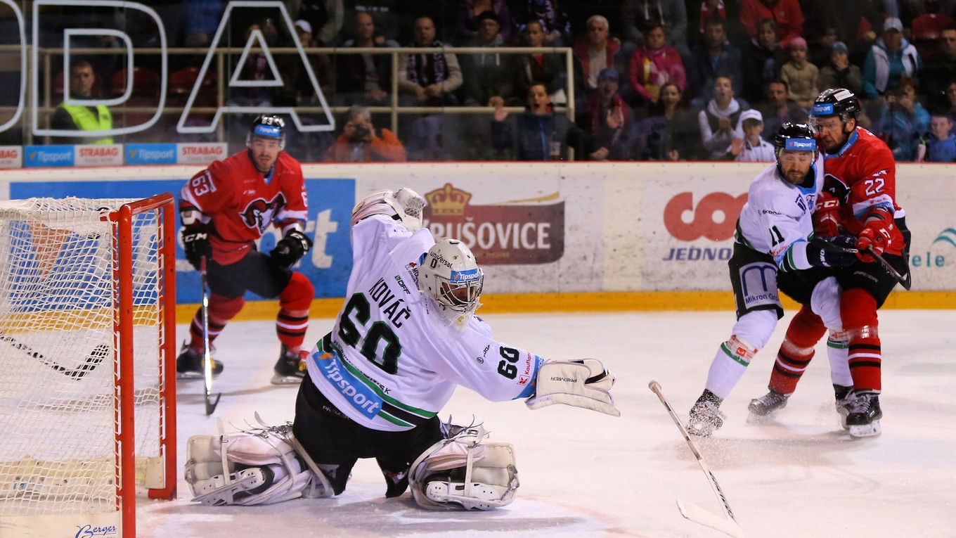 Hokejisti Nových Zámkov dokázali zdolať Banskú Bystricu.