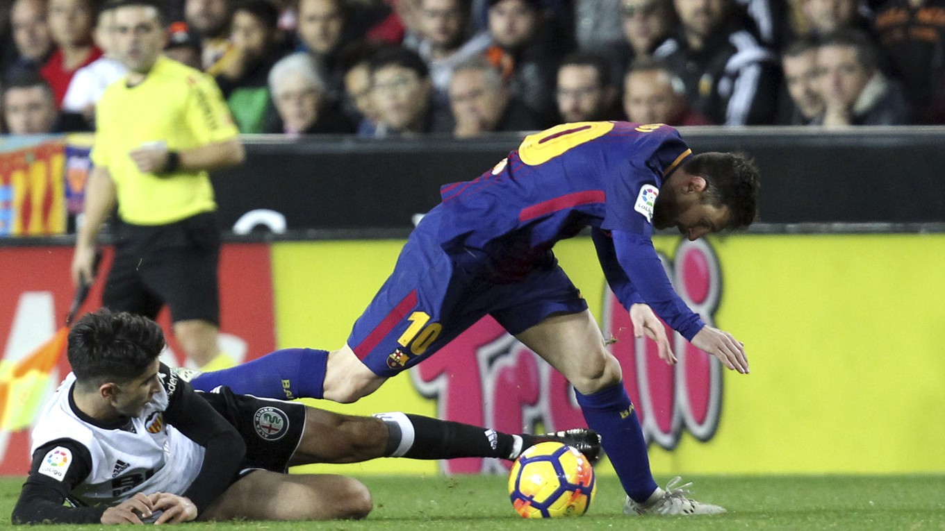 Lionel Messi (vpravo) bojuje o loptu s Carlosom Solerom.