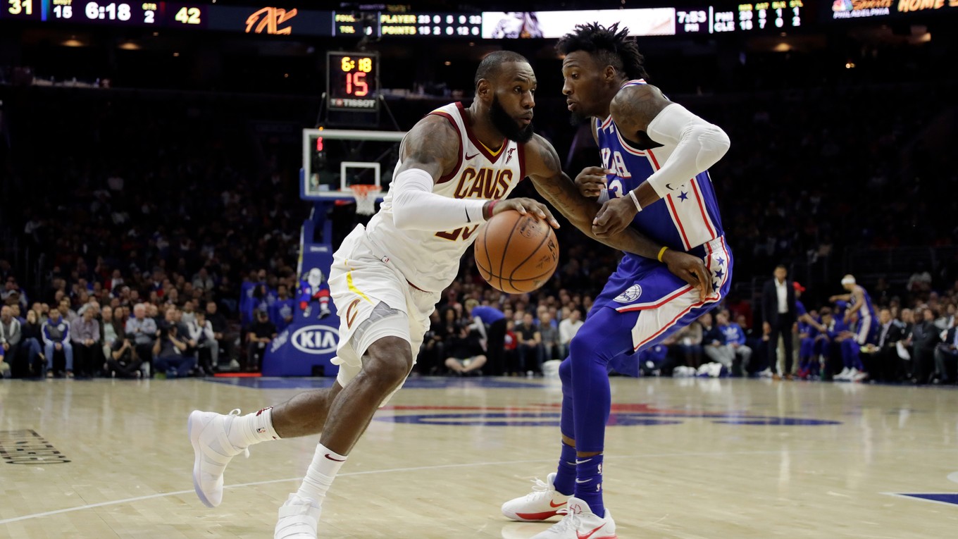 LeBron James (vľavo) počas zápasu proti Philadelphii.