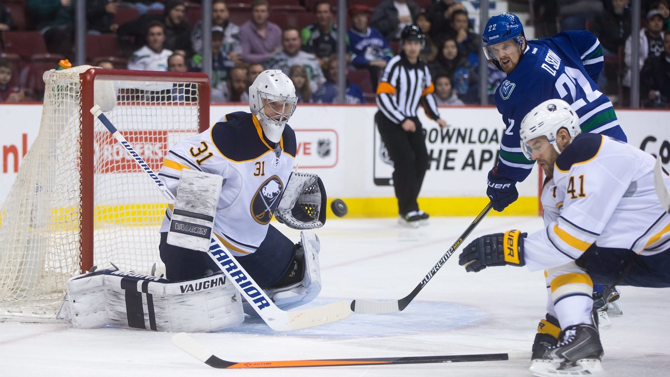 Matt Hackett v drese Buffala.