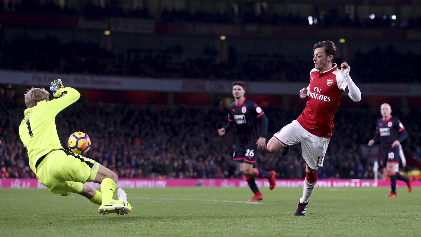 Mesut Özil strieľa jeden z gólov Arsenalu.