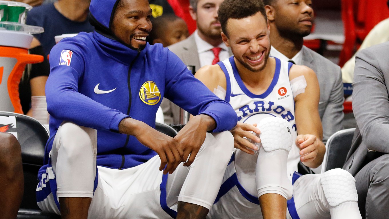 Kevin Durant (vľavo) a Stephen Curry.