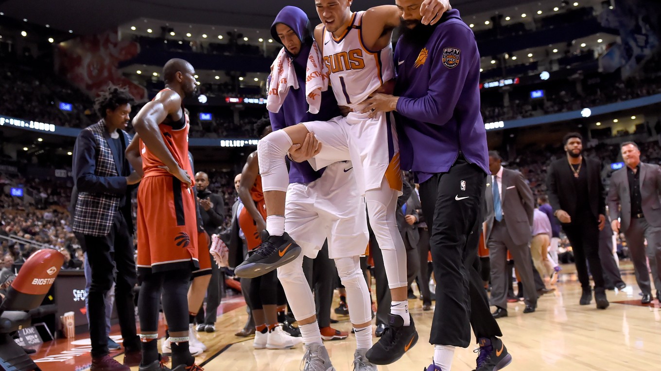 Devin Booker pre zranenie duel nedohral.