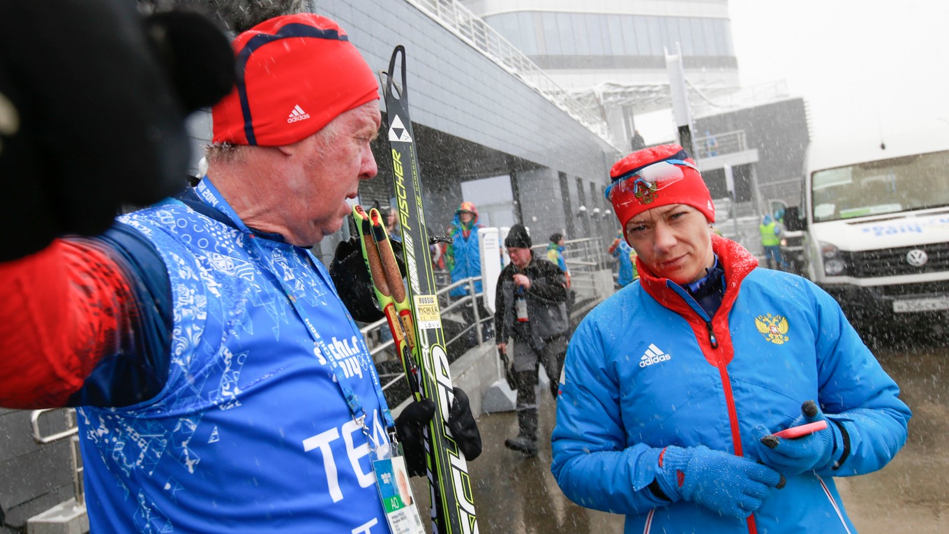 Nemecký tréner ruských biatlonistiek Wolfgang Pichler (vľavo) odmieta akékoľvek previnenie.