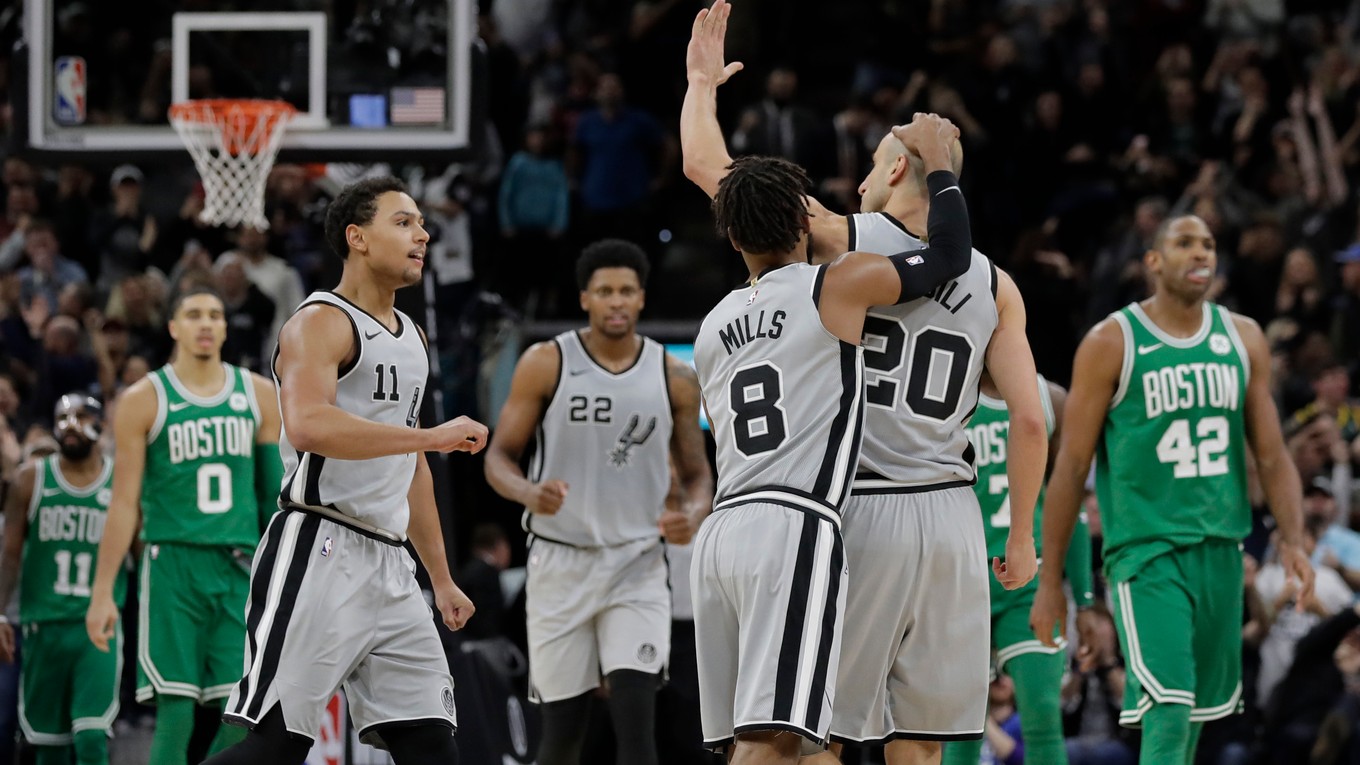 Radosť hráčov San Antonia v zápase proti Bostonu.