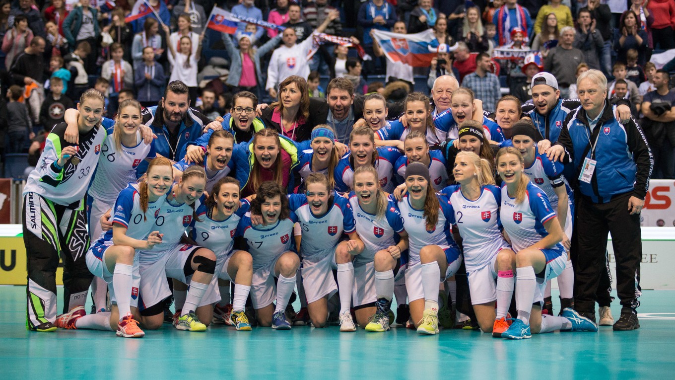 Slovenské florbalistky oslavujú svoje piate miesto na svetovom šampionáte v Bratislave.