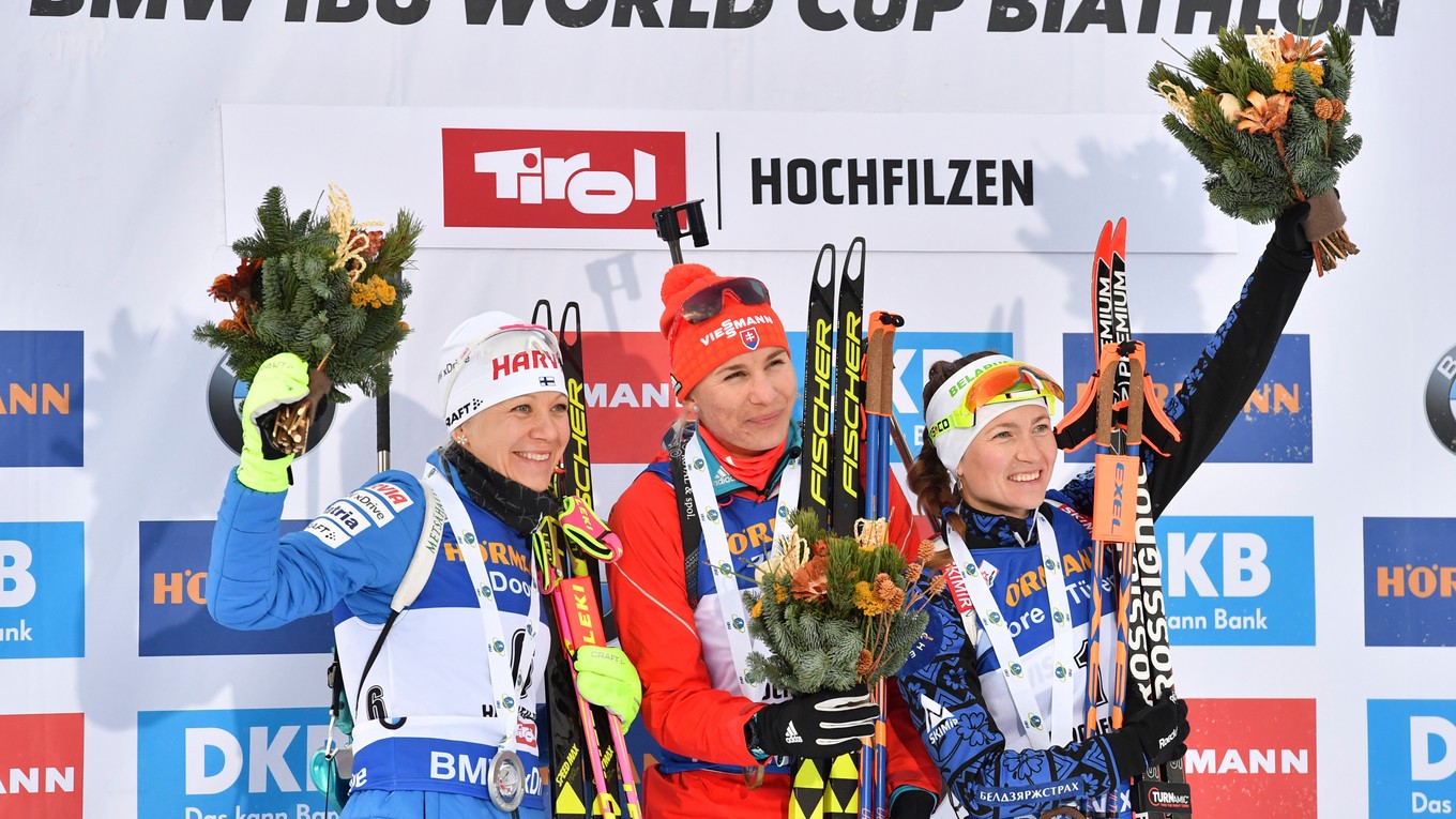Slovenská biatlonistka Anastasia Kuzminová (uprostred) sa raduje z víťazstva v stíhacích pretekoch. Vľavo druhá Fínka Kaisa Mäkäräinenová a vpravo tretia Bieloruska Darja Domračevová.