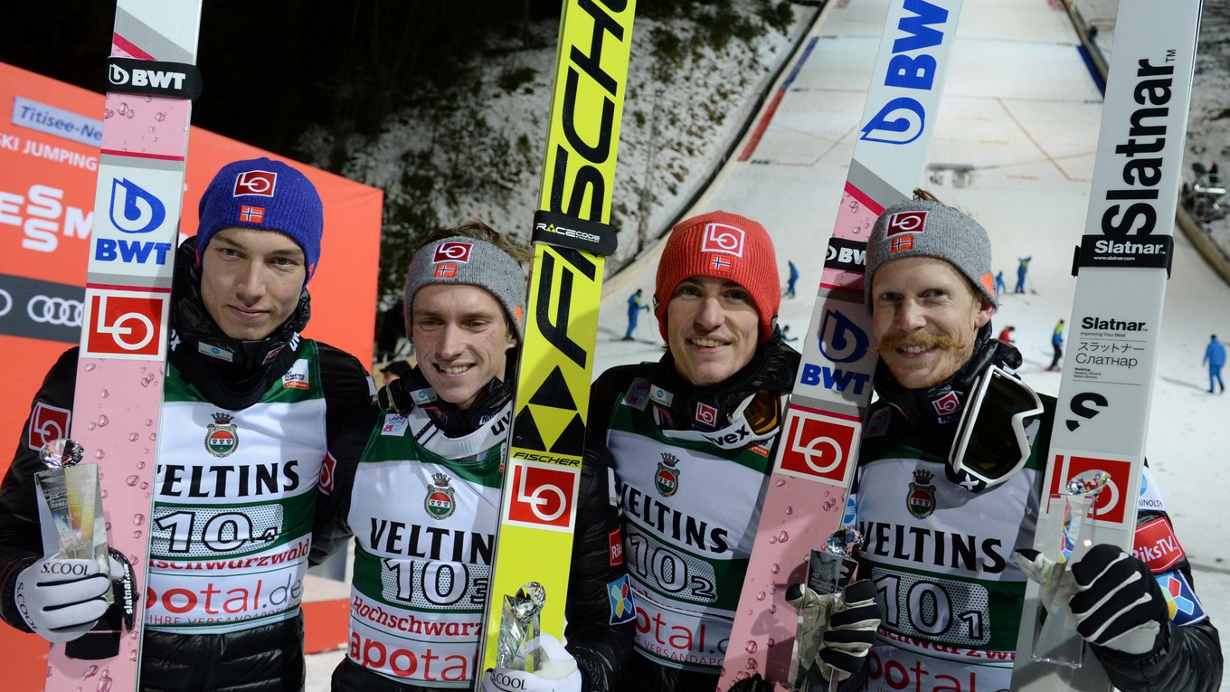 Víťazné družstvo Nórska - zľava Johann Andre Forfang, Anders Fannemel, Daniel Andre Tande a Robert Johansson.
