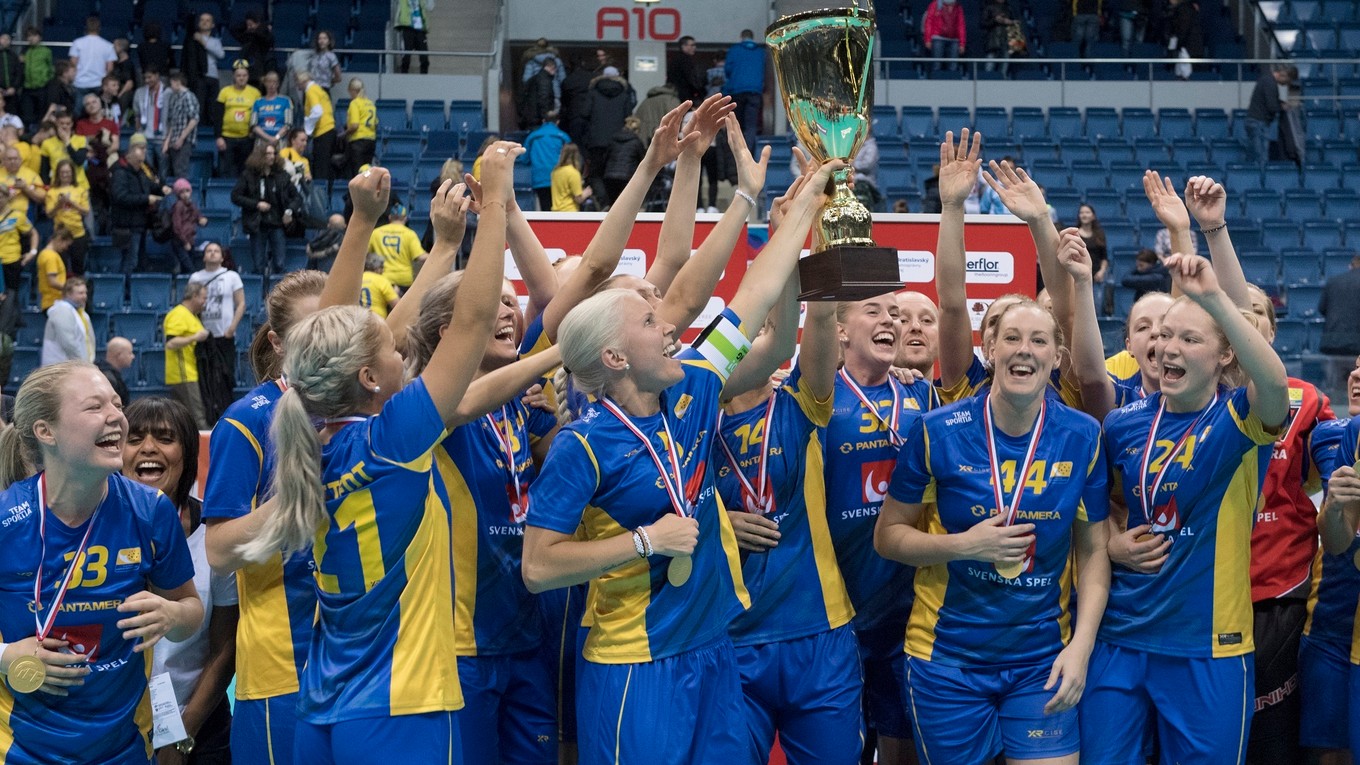 Švédske florbalistky sa radujú zo zisku titulu.