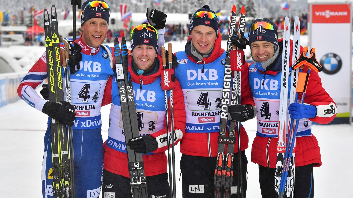Víťazná nórska štafeta v zložení sprava Ole Einar Björndalen, Henrik L'Abee-Lund, Erlend Bjöntegaard a Lars Helge Birkeland.