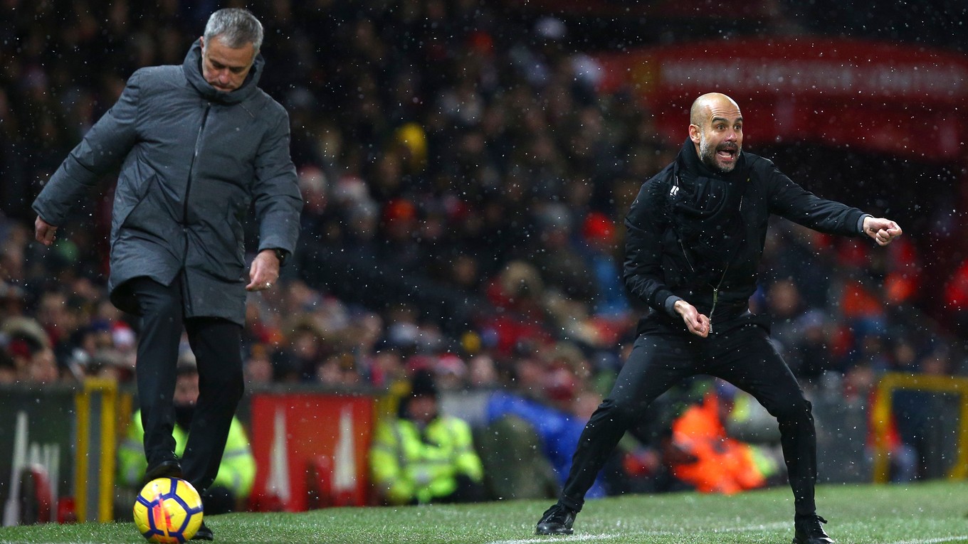 Súboj trénerských osobností - vľavo José Mourinho (United), vpravo Pep Guardiola (City).