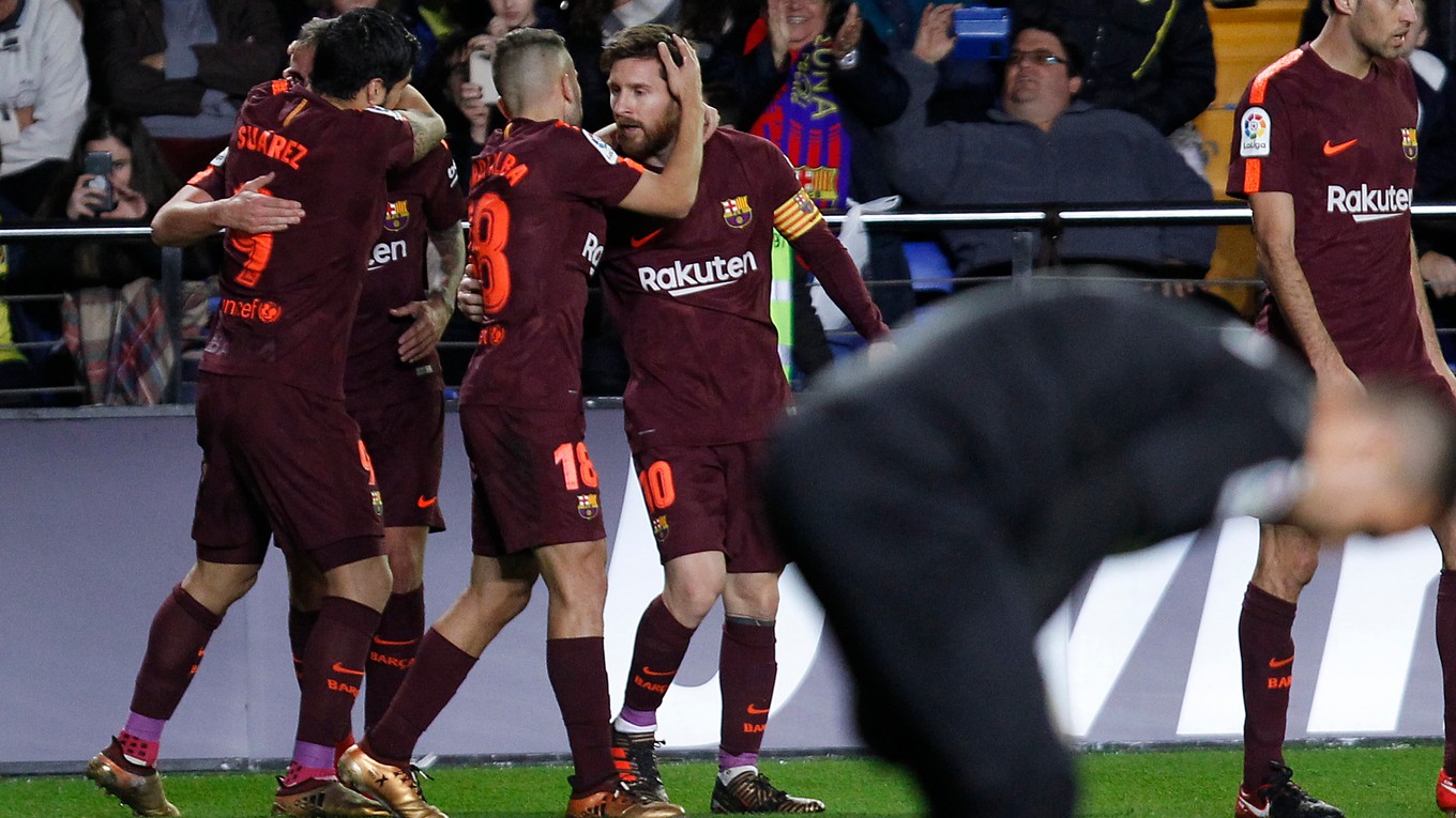 Futbalisti FC Barcelona sa radujú po jednom zo svojich gólov.